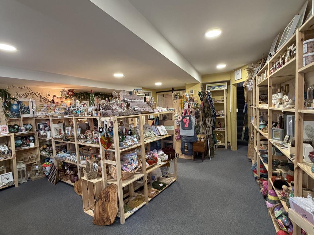 Lot: 55 - COMMERCIAL INVESTMENT COMPRISING TWO PROMINENT TOWN CENTRE UNITS - Inside 7 Bank Street